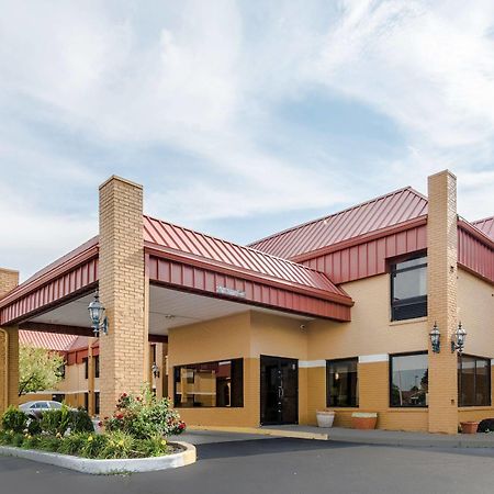 Cardinal Inn & Suites มันซี ภายนอก รูปภาพ