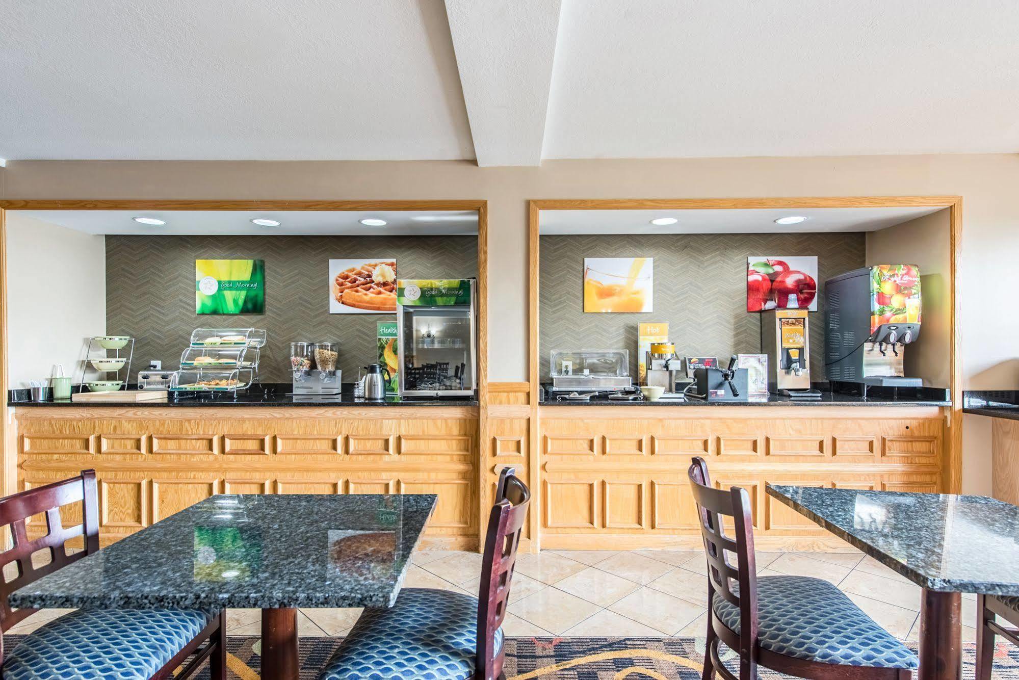 Cardinal Inn & Suites มันซี ภายนอก รูปภาพ