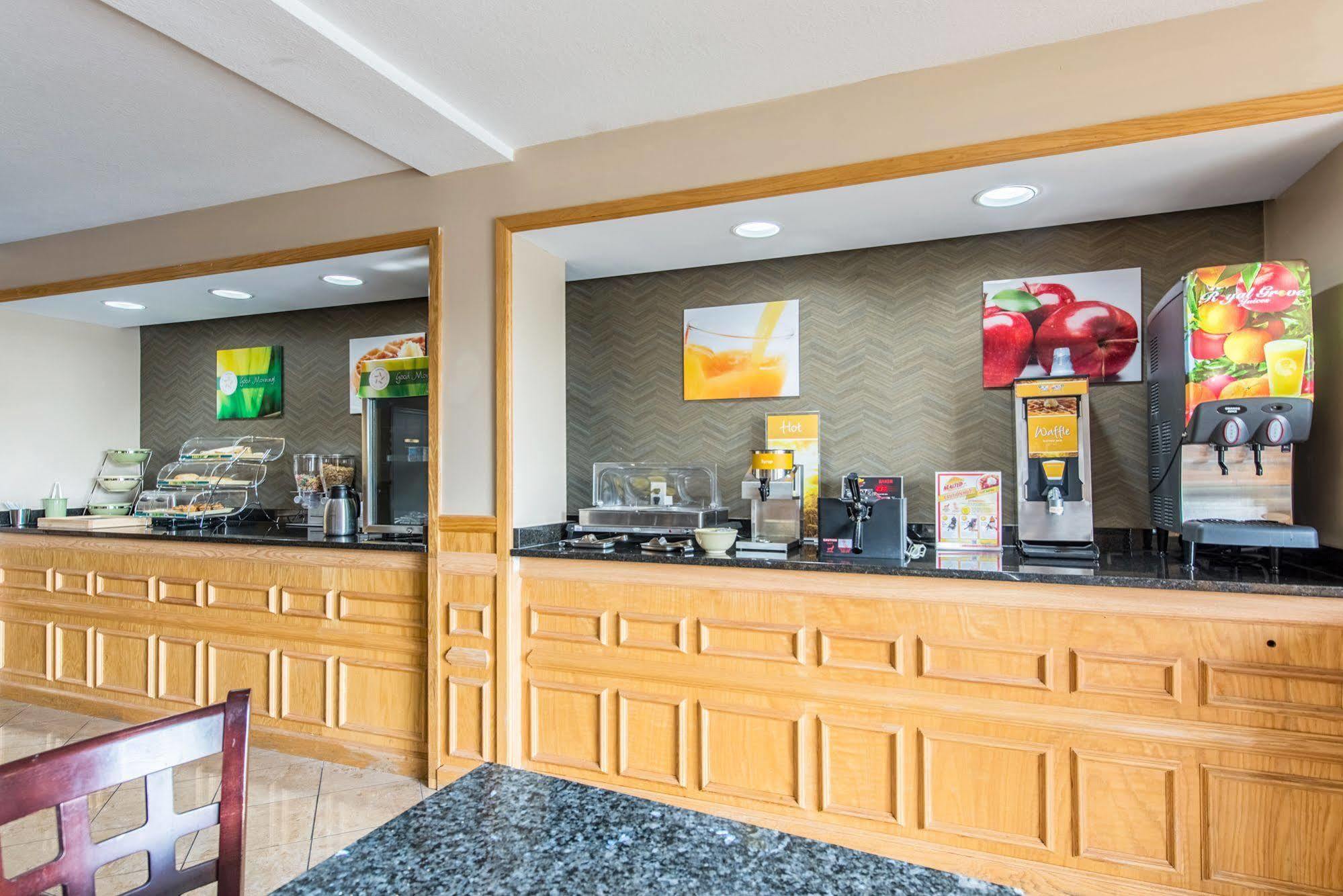 Cardinal Inn & Suites มันซี ภายนอก รูปภาพ