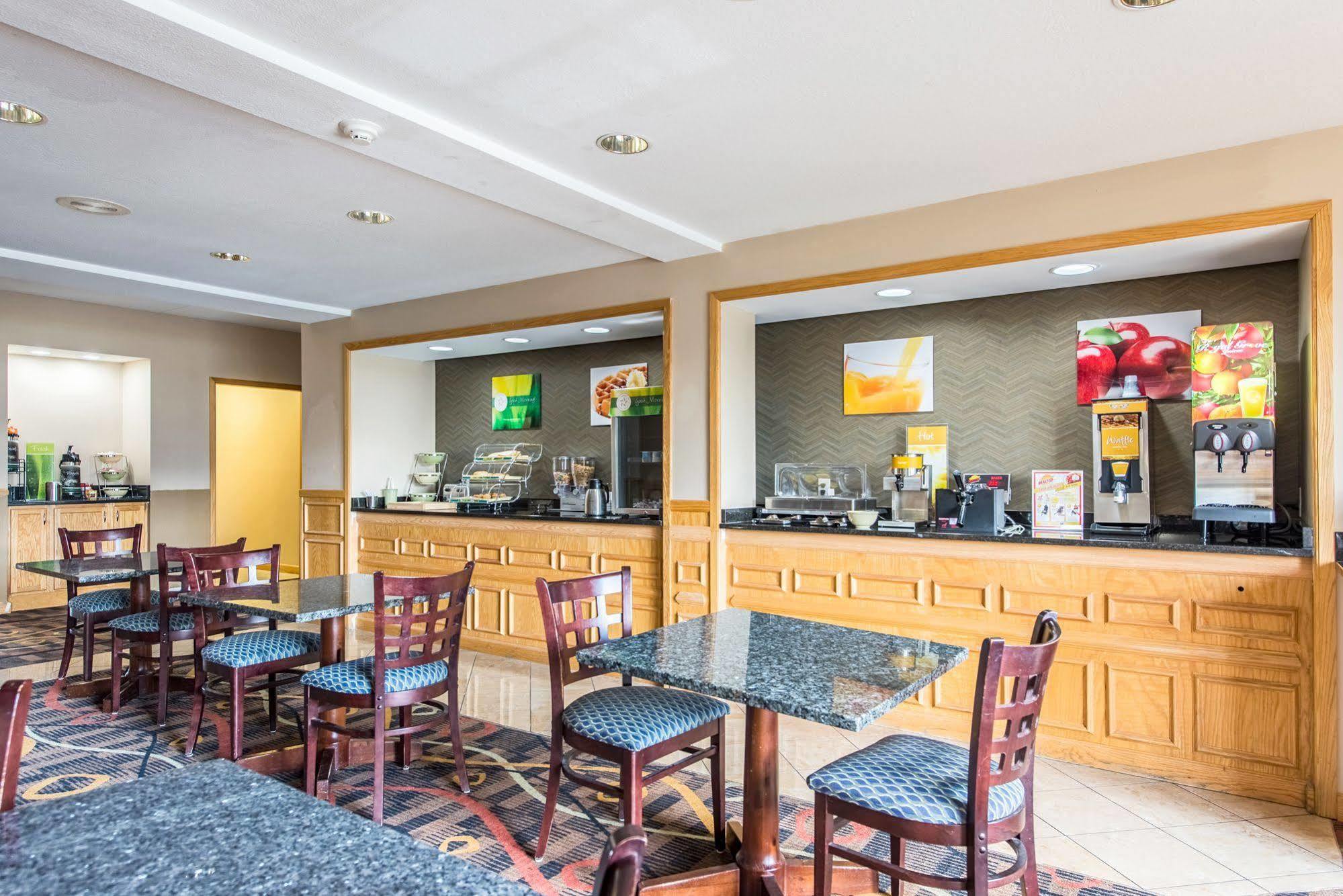 Cardinal Inn & Suites มันซี ภายนอก รูปภาพ