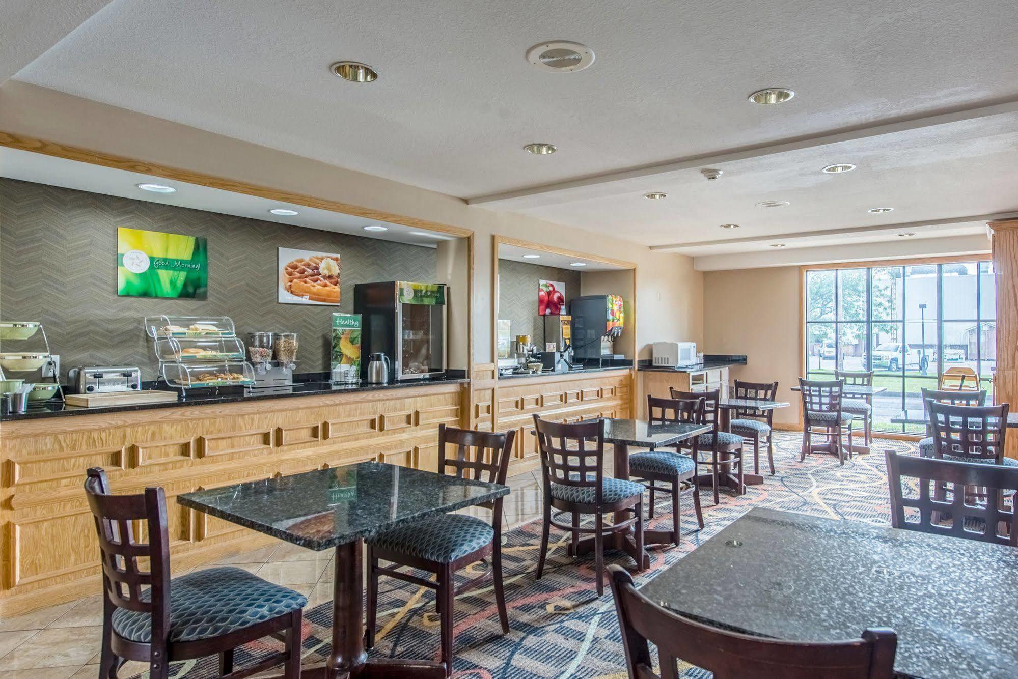 Cardinal Inn & Suites มันซี ภายนอก รูปภาพ