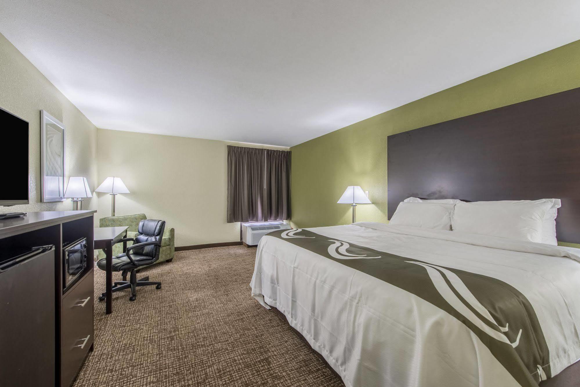Cardinal Inn & Suites มันซี ภายนอก รูปภาพ