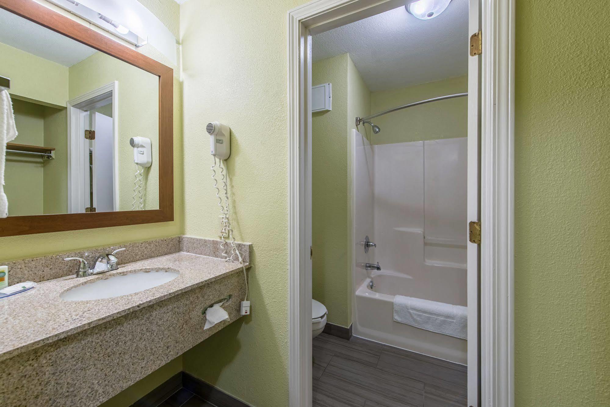 Cardinal Inn & Suites มันซี ภายนอก รูปภาพ