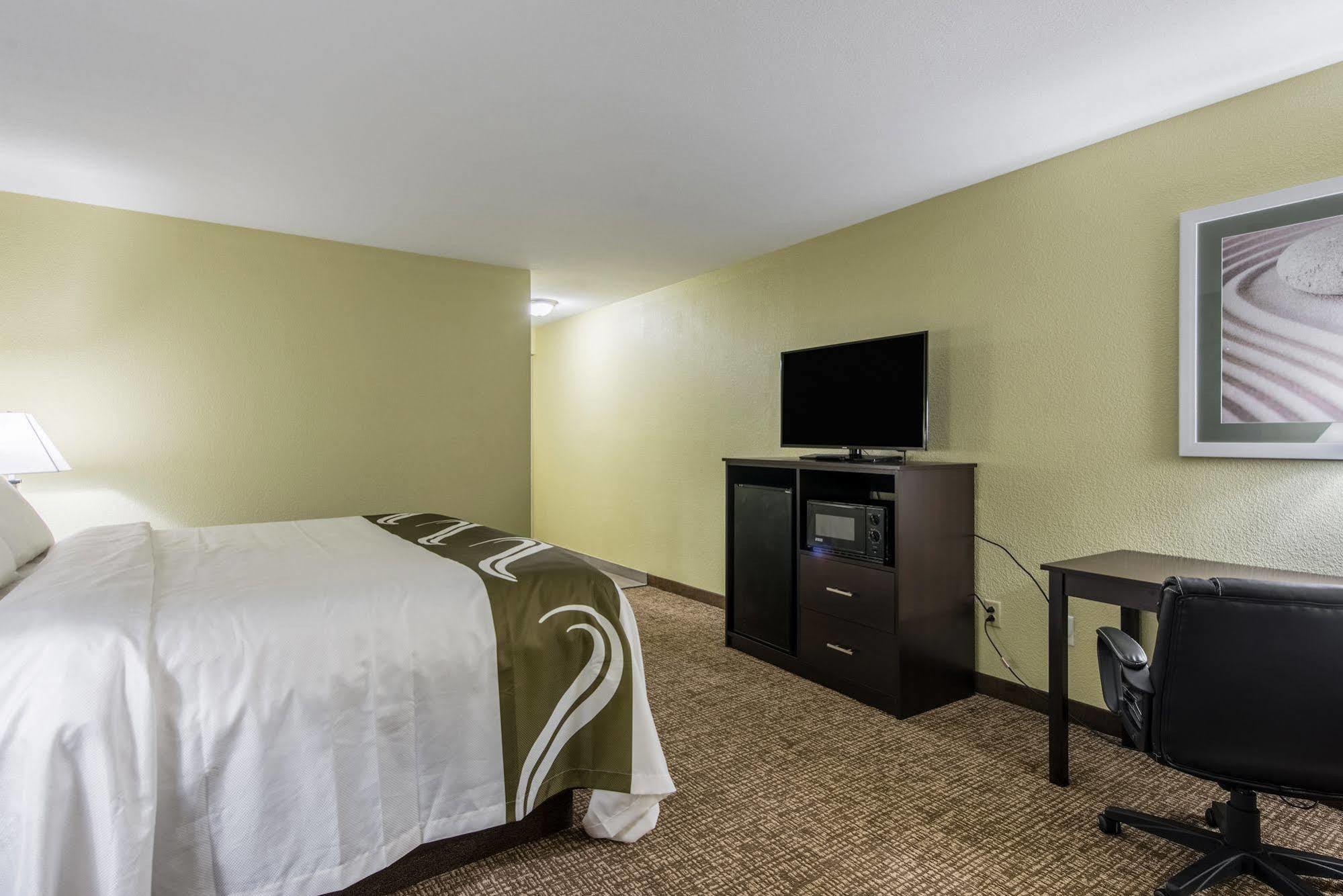 Cardinal Inn & Suites มันซี ภายนอก รูปภาพ