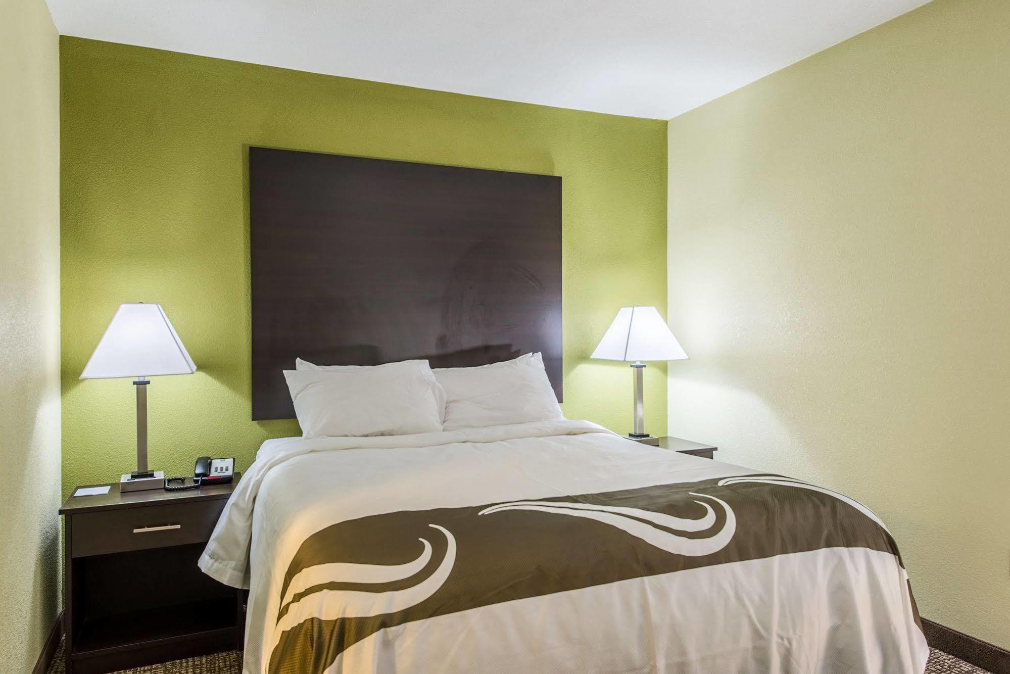 Cardinal Inn & Suites มันซี ภายนอก รูปภาพ