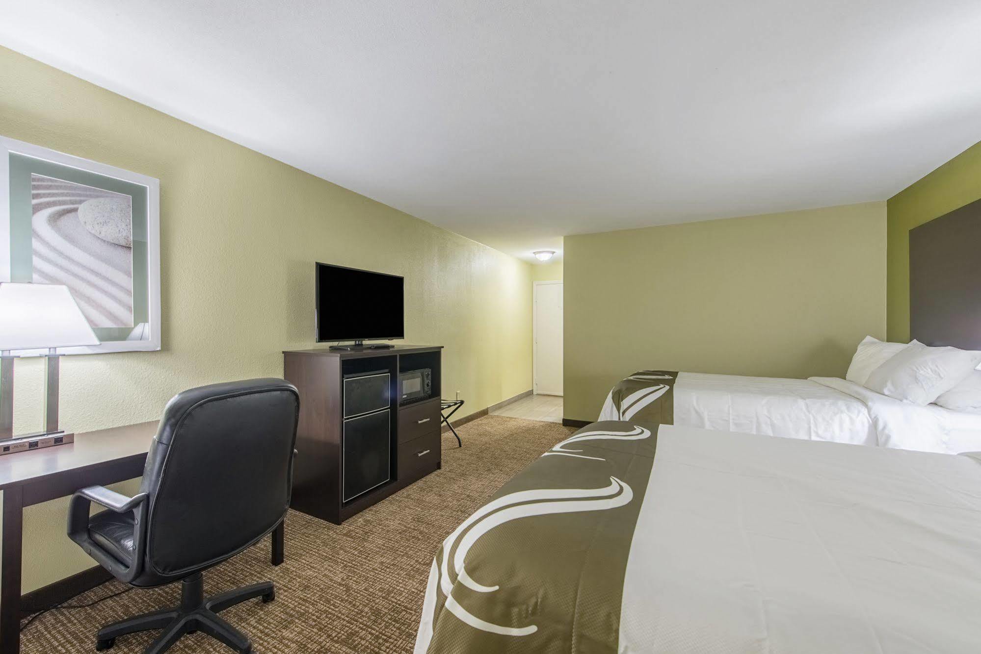 Cardinal Inn & Suites มันซี ภายนอก รูปภาพ